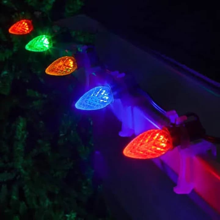 Illuminated C7 faceted LED replacement lamps in commercial sockets