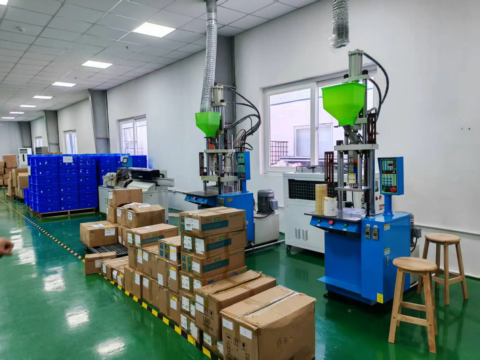 Plastic injection molding machine for lighting housings and components